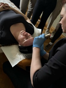 pokaz mezoterapii mikroigłowej . Kliknij, aby powiększyć zdjęcie.